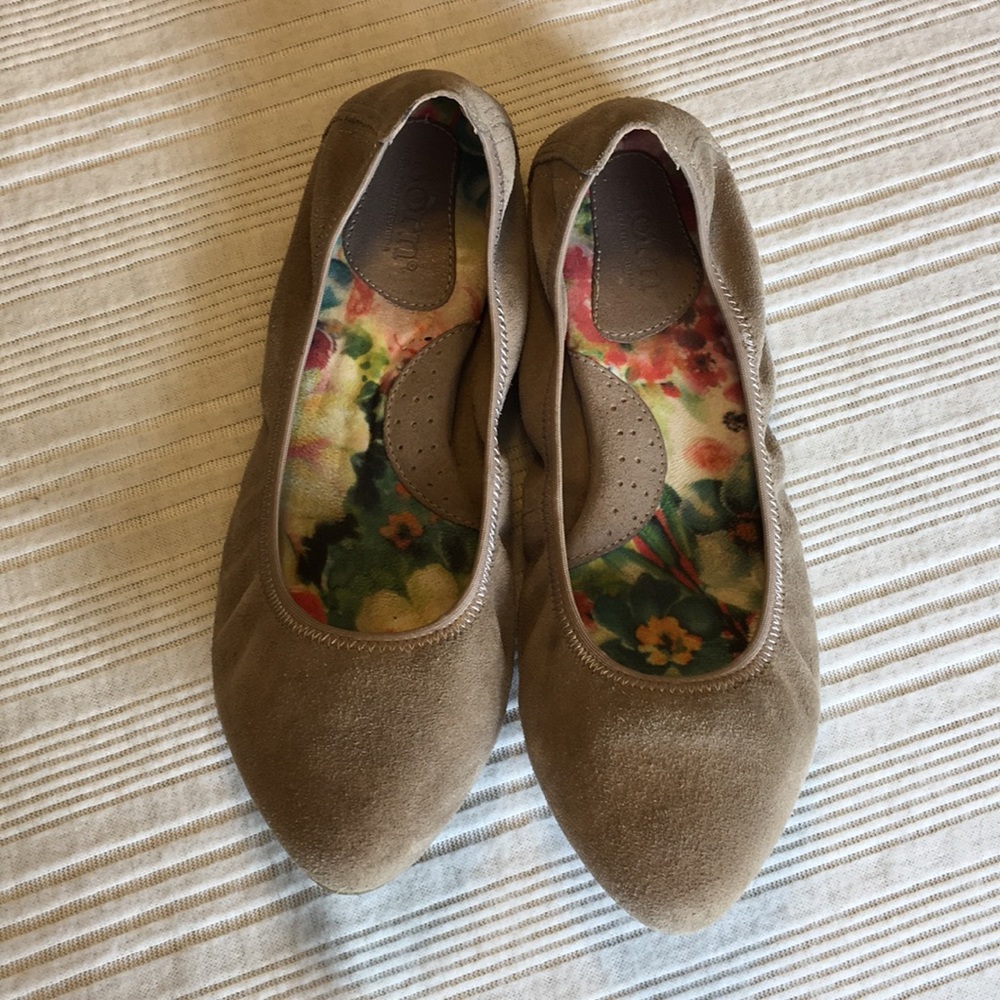 Super cute suede born flats